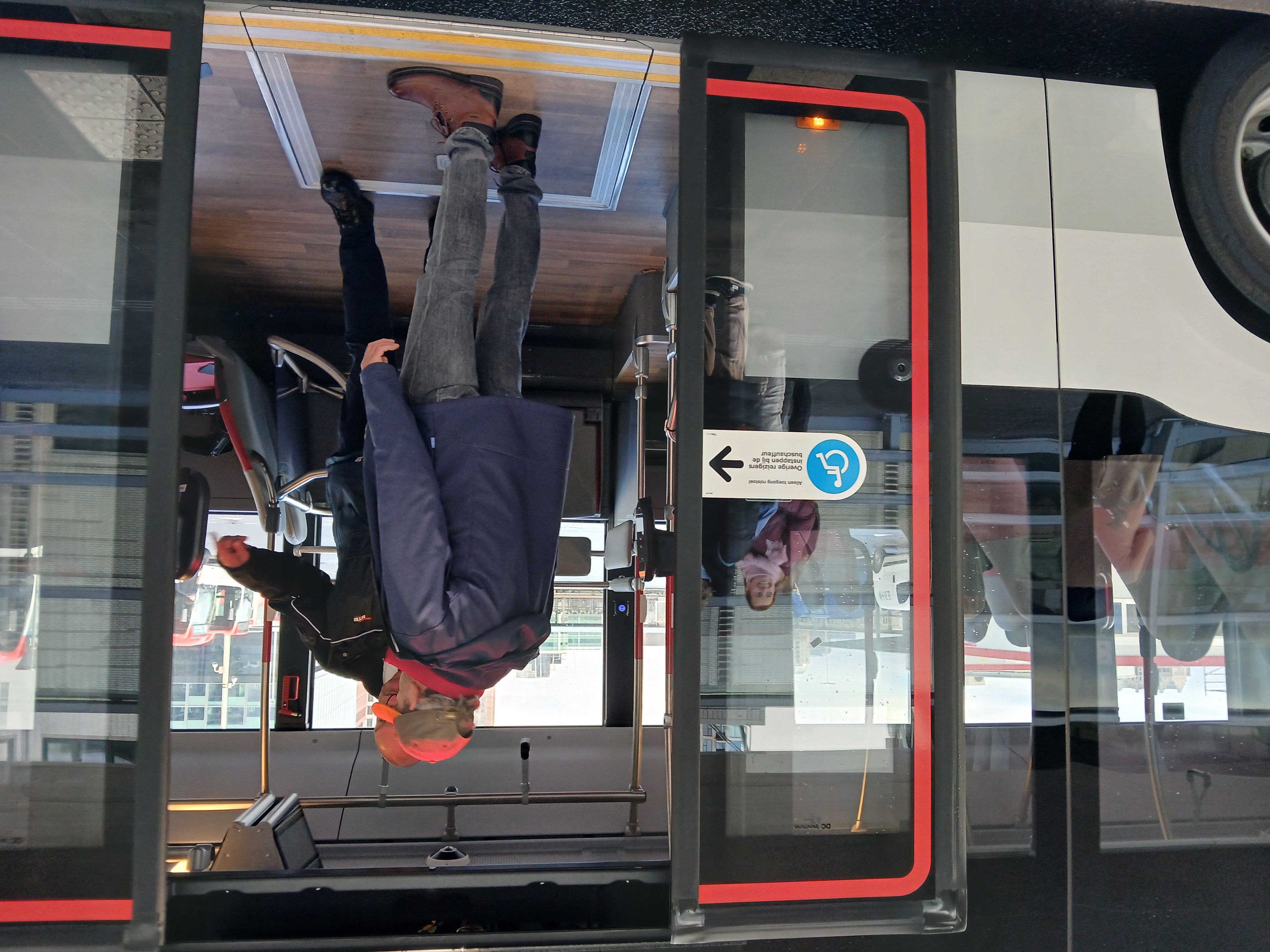 Instappen in de bus toegankelijke voor mensen met een visuele of fysieke beperking