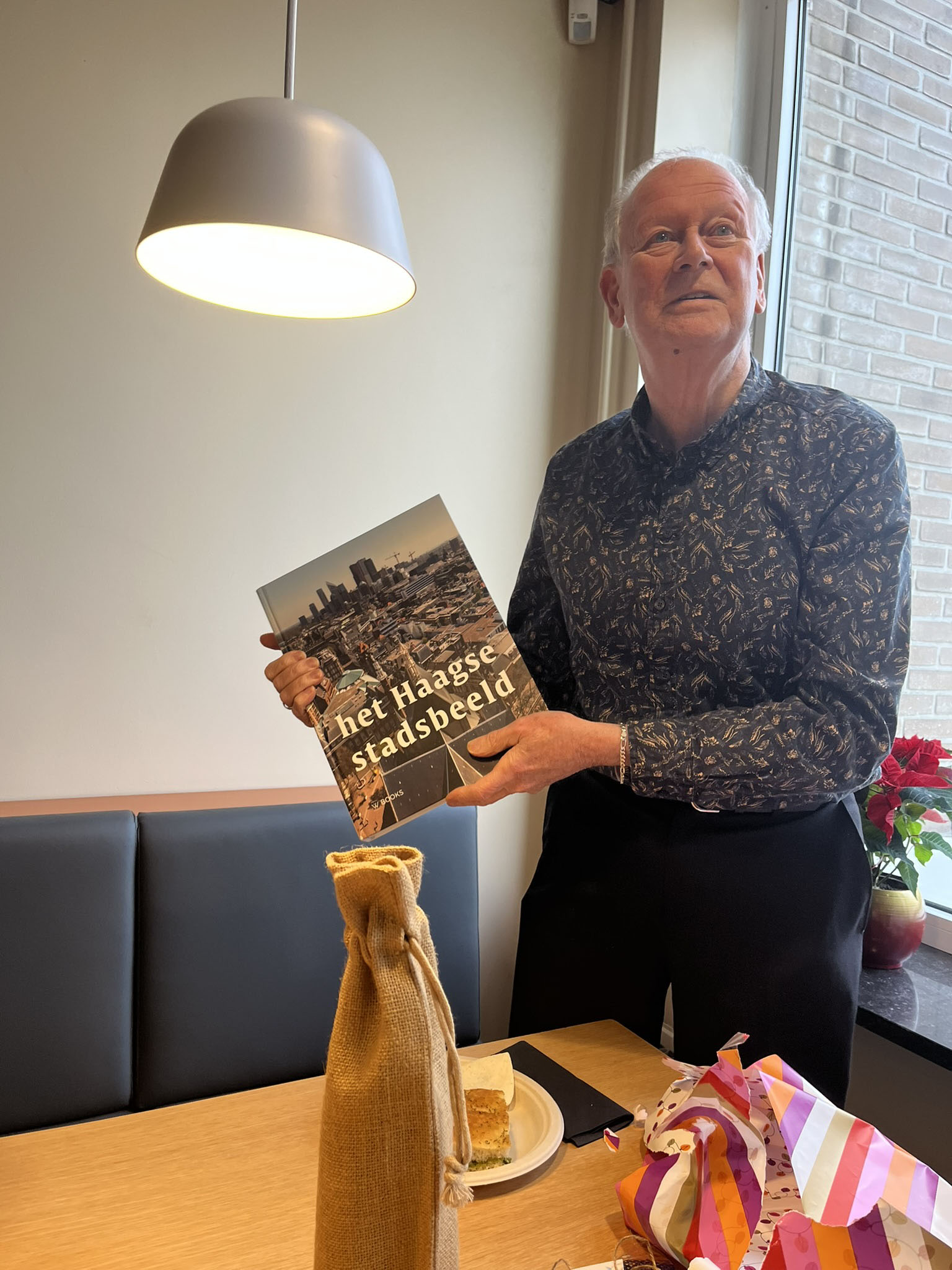 Een trotse Ed Vols met het afscheidscadeau van het Metrocov