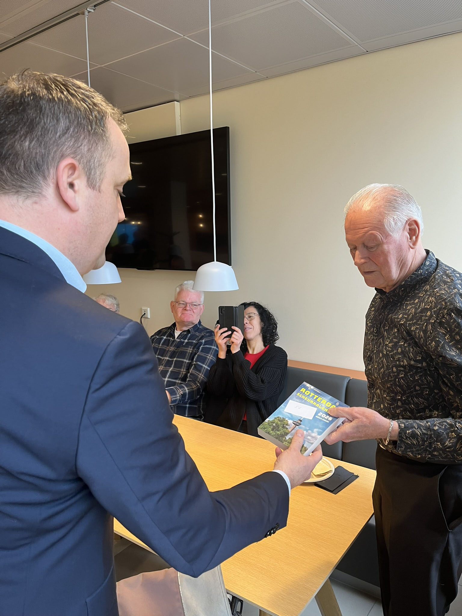 Hoofd Openbaar Vervoer MRDH overhandigt het afscheidscadeau aan Ed Vols