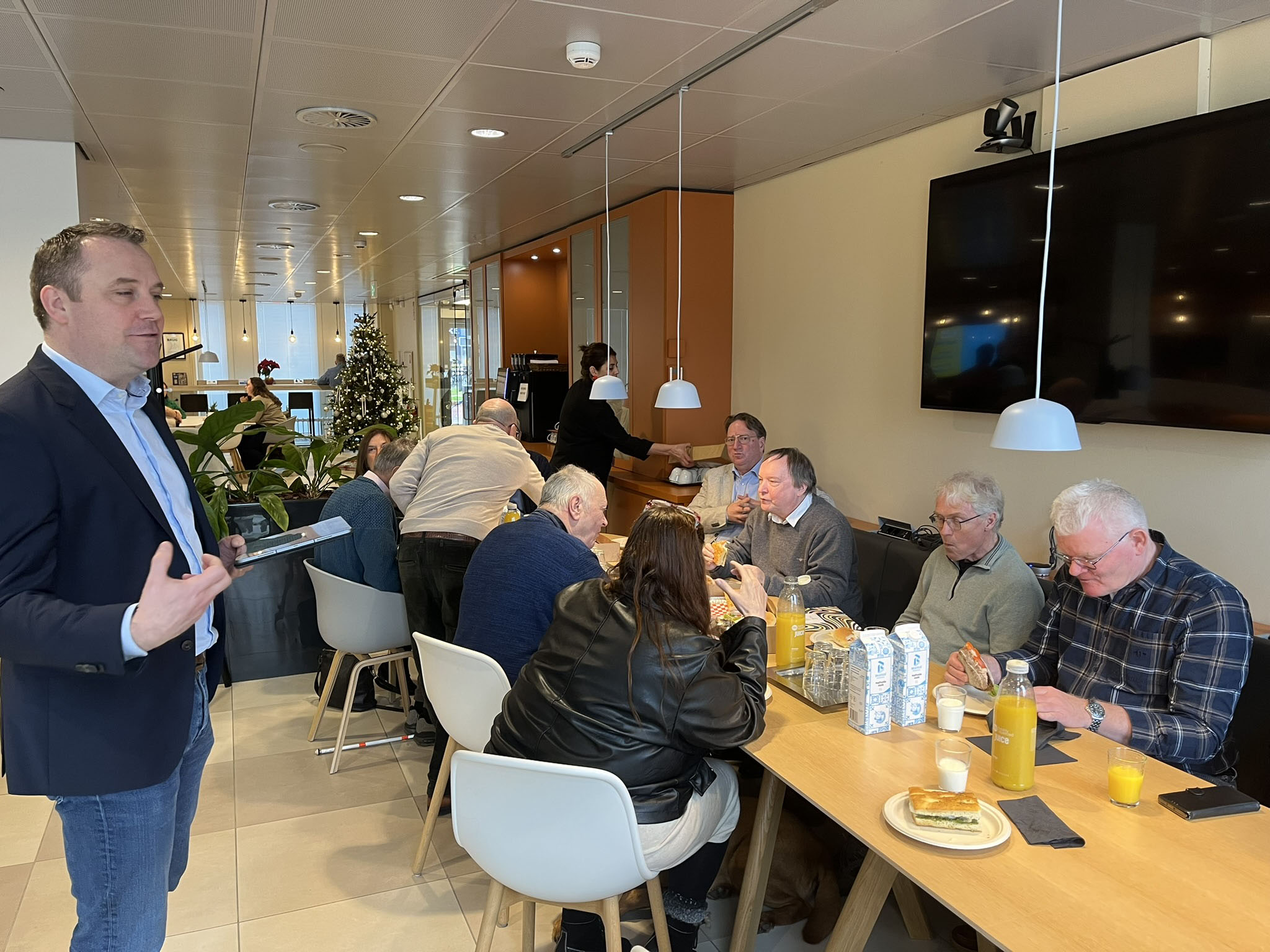 Hoofd Openbaar Vervoer van de MRDH spreekt tijdens het afscheid van Ed Vols