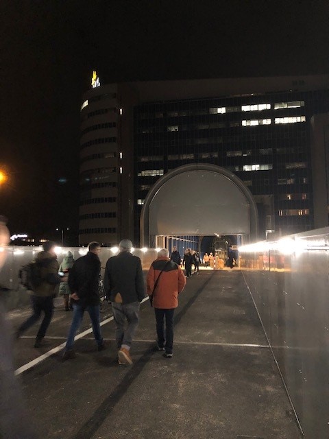 Leden klankbordgroep Stationsgebied de Entree gaan als eerste over de Mandelabrug nadat deze 55 dagen een grote onderhoudsbeurt moest ondergaan.