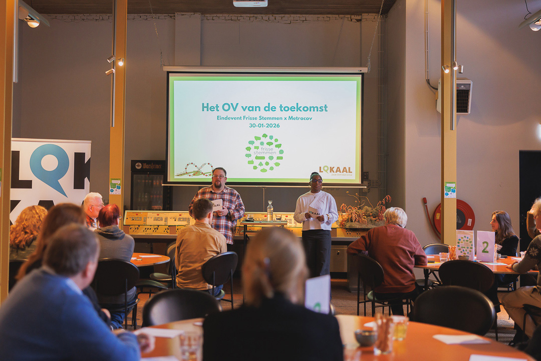 Twee studenten uit de regio Rijnmond presenteren hun ideeen op de bijeenkomst "Frisse stemmen voor het OV in de toekomst"