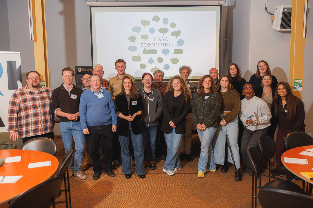Groepsfoto van studenten uit de regio Rijnmond bij de bijeenkomst "Frisse stemmen voor het OV in de toekomst"