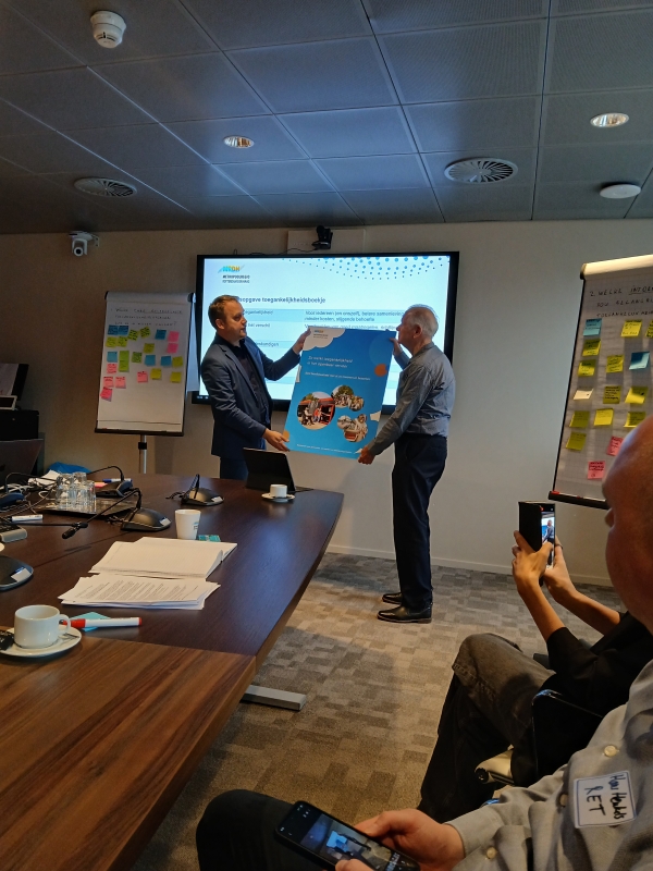 Uitreiking boekje Toegankelijk Openbaar Vervoer door leden Metrocov