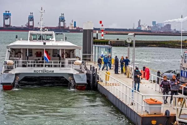 Fietsers mogen zwemmend van Hoek van Holland naar de Maasvlakte