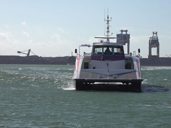 Fietsers hoeven niet meer zwemmend naar de Maasvlakte. Er komt een nieuwe veerdienst.