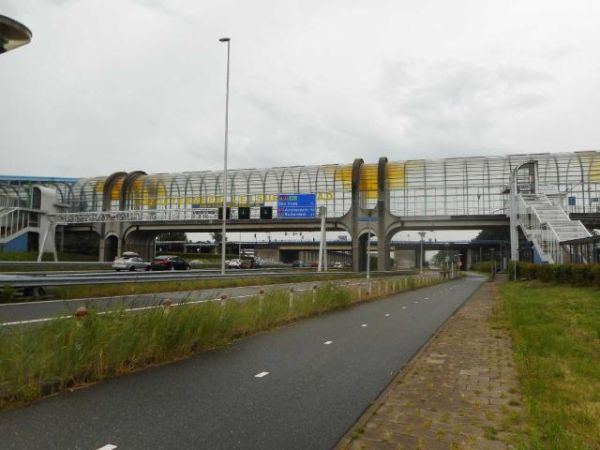 De kap van Zoetermeer Mandelabrug is er af. Maar er wordt nog volop gewerkt aan de stabiliteit