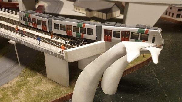 Hij staat: de mini-metro op mini-walvisstaarten in MiniWorld Rotterdam