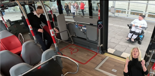 Instructiefilm de uitklapplank in de bus